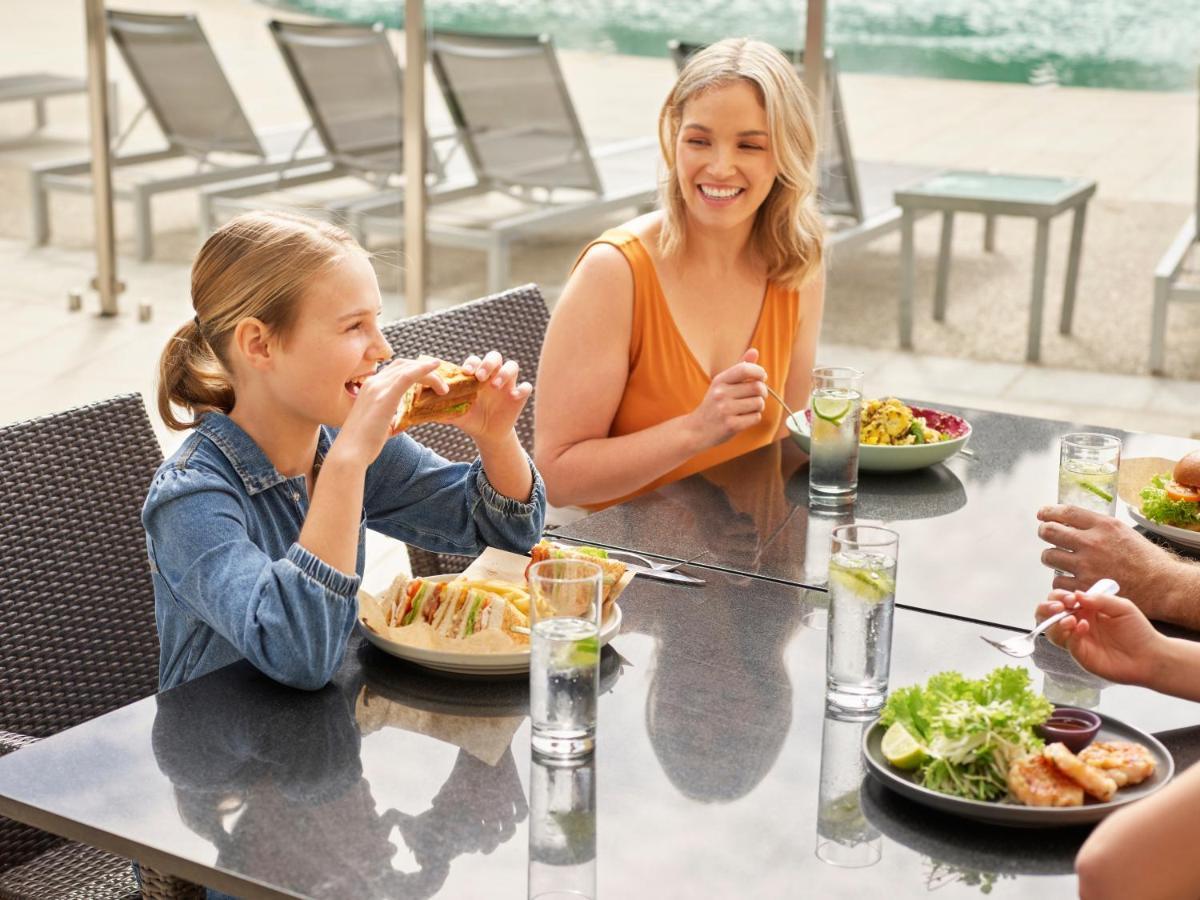 Benowa Racv Royal Pines Resort Gold Coast מראה חיצוני תמונה A family dining at the poolside