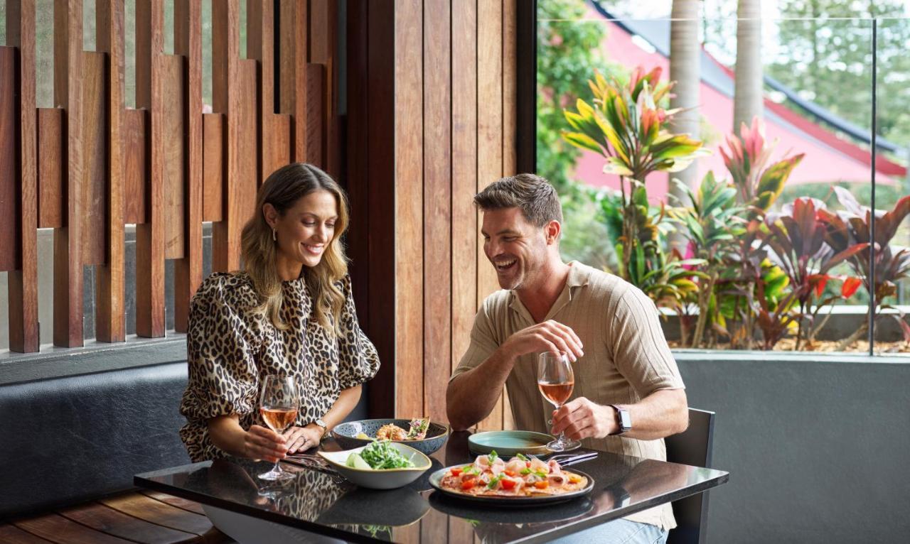 Benowa Racv Royal Pines Resort Gold Coast מראה חיצוני תמונה A couple dining at a restaurant
