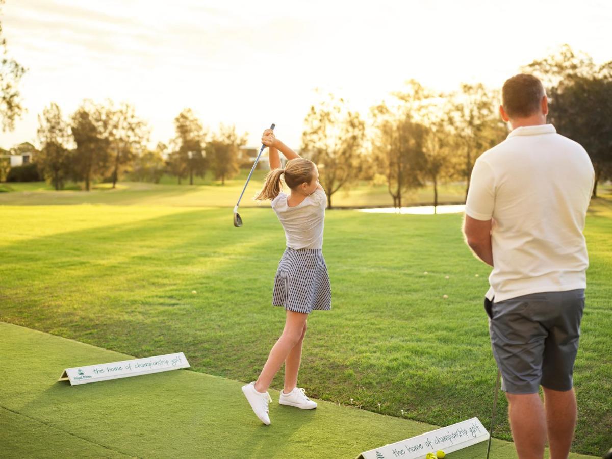 Benowa Racv Royal Pines Resort Gold Coast מראה חיצוני תמונה Golf instructor with a student