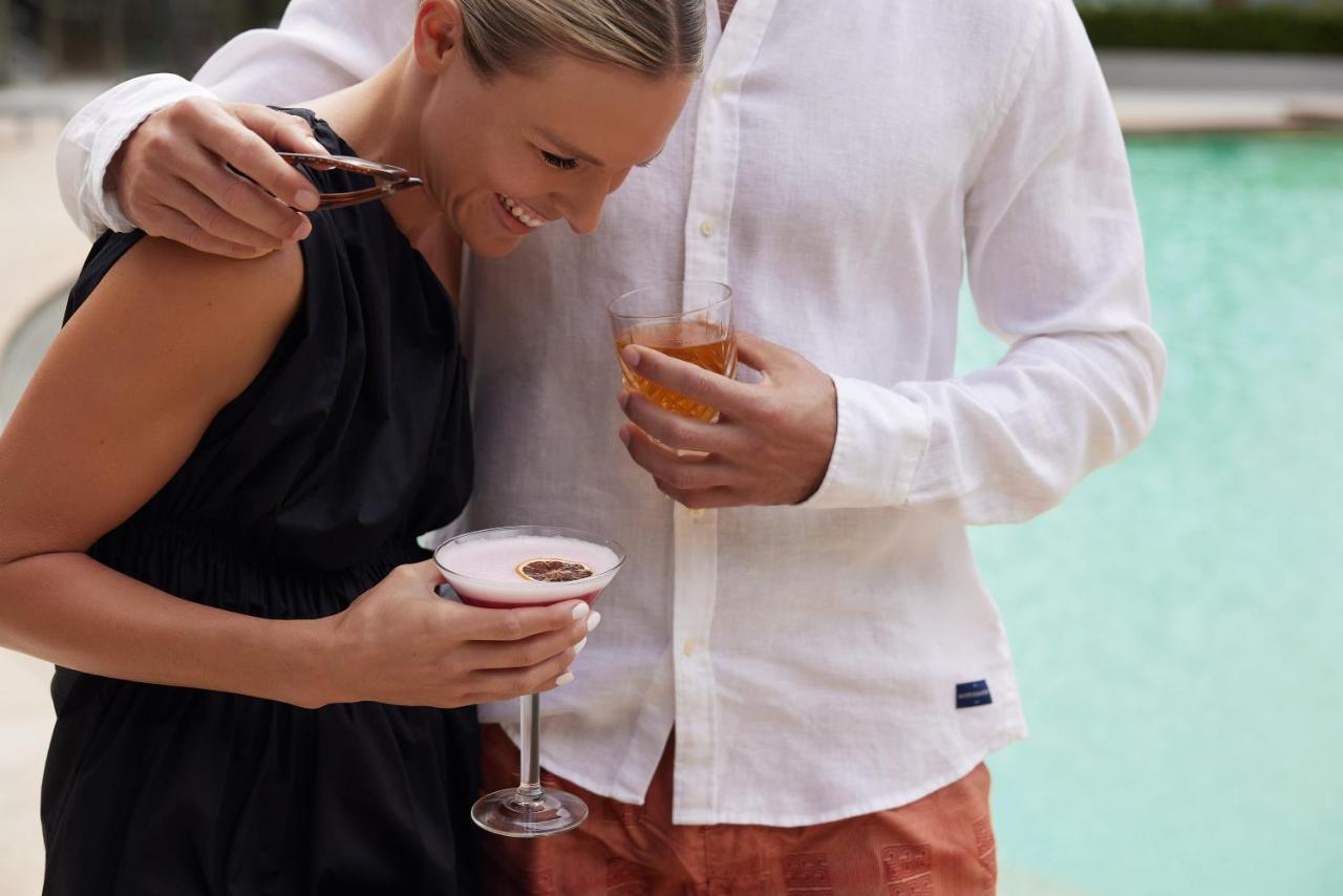 Benowa Racv Royal Pines Resort Gold Coast מראה חיצוני תמונה A couple drinking cocktails